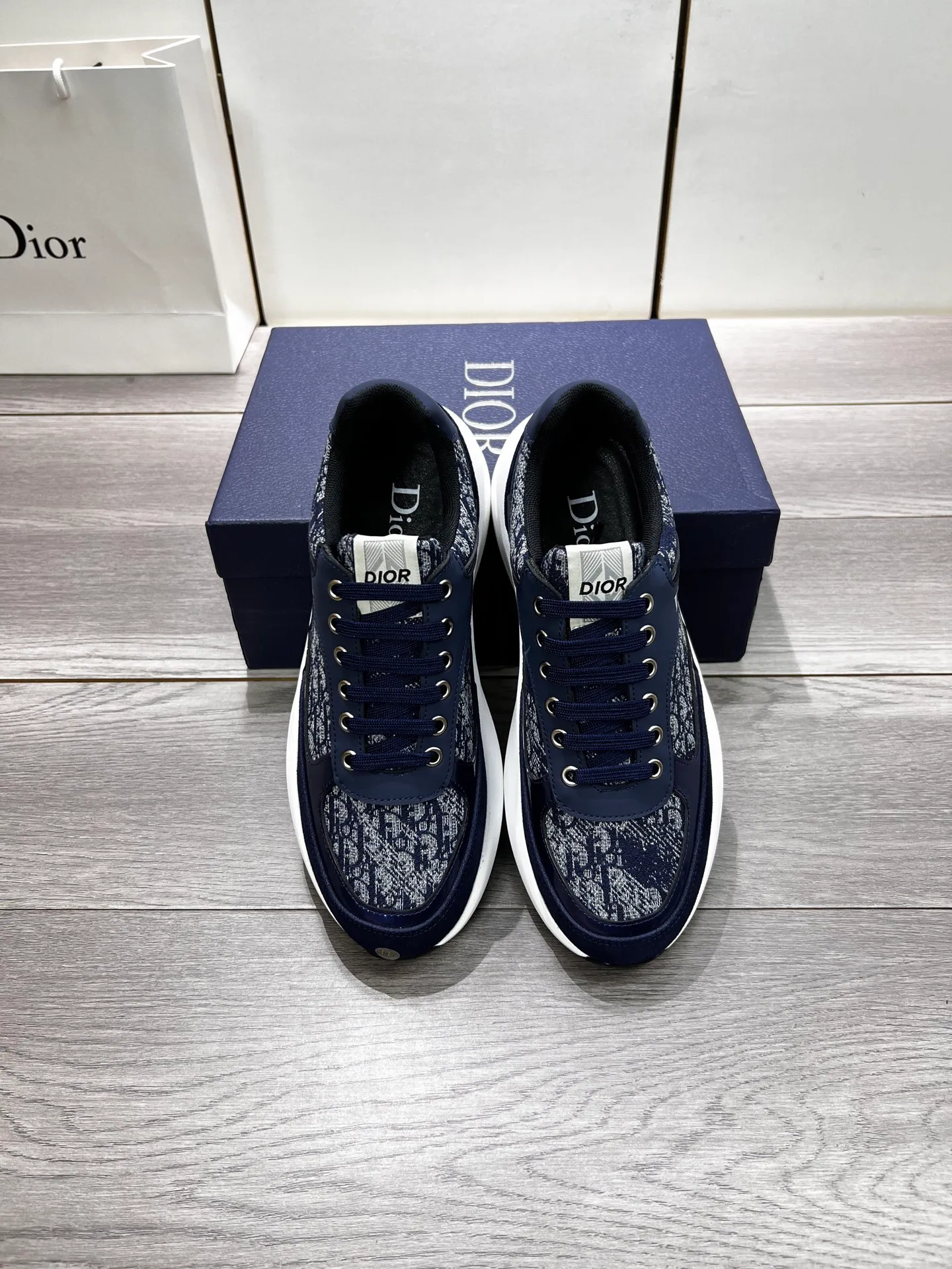 Factory price: 440💰Dior official website new style🎁🎁fashionable casual men's shoes👟, popular style💥simple and elegant version, exclusive for trendy men. Unique official website latest brand elements 👑original decoration, fashionable and generous, imported first-layer cowhide with original fabric✅breathable mesh lining, official website designated wear-resistant casual outsole, counter classic model taken in kind🎬Four colors available, code 38-44. Can be customized 45 non-returnable